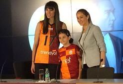 İmza töreninde annesinin fotoğrafını çekti!