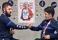 Abdullah ve Ali Öztürk kardeşler, başarılarını horon eşliğinde kutladı