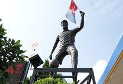 Trabzonspor haberi... Trabzon'da Nwakaeme'nin heykeli dikildi