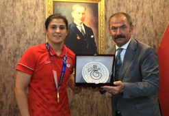 Busenaz Sürmeneli'den Trabzonspor Kulübü'ne ziyaret