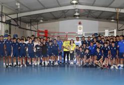 Fenerbahçe'de altyapı futbolcuları, Buse Naz Çakıroğlu ile bir araya geldi