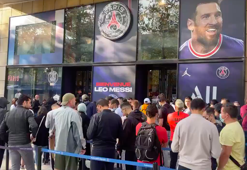 PSG taraftarları Messi forması almak için kuyruk oluşturdu!