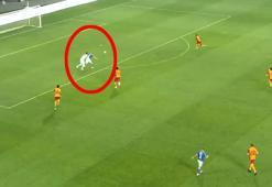 Galatasaray - St. Johnstone | Muslera kırmızı kart gördü! (VİDEO)