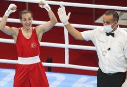 Boksta kadınlar 51 kiloda yarı finale çıkan Buse Naz Çakıroğlu, olimpiyat madalyasını garantiledi