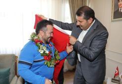 Dünya şampiyonu Dursun Güzel, Sivas Valisi Salih Ayhan'ı ziyaret etti