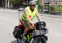 Bisikletle Türkiye'de turuna çıkan Kaş'a ulaştı