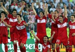 EURO 2020'yi puansız kapatan Türkiye, 13 yıl önce ilk kez yarı finale çıkmıştı