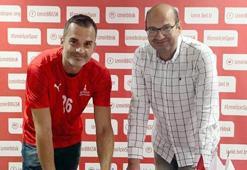 İzmir BŞB Gökhan Örnek'le imzaladı