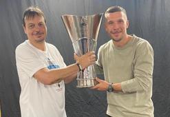Lukas Podolski'den Fenerbahçe'ye gönderme!