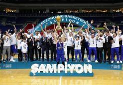 Fenerbahçe'yi deviren Anadolu Efes, şampiyonluk kupasını aldı!