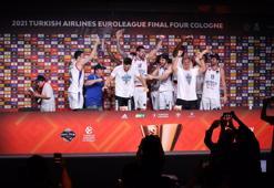Anadolu Efes oyuncuları Ergin Ataman'ın basın toplantısını bastı