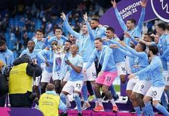 Manchester City şampiyonluk kupasını kaldırdı