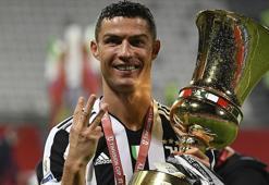 Portekizli yıldız futbolcu Cristiano Ronaldo, sosyal medyada zirveyi bırakmıyor