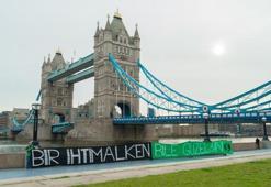 Londra'da Tower Bridge'de Sakaryaspor pankartı