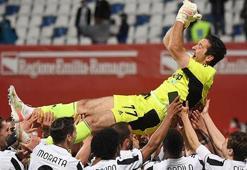 Juventus efsanesi Gianluigi Buffon'a kupayla veda!