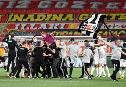 Şampiyon Beşiktaş'ta Sergen Yalçın ve Ahmet Nur Çebi omuzlarda! İşte o anlar...
