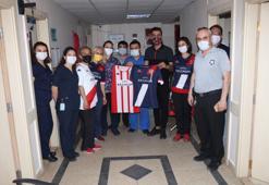 Antalyaspor'dan emniyet ve sağlık personeline forma hediyesi