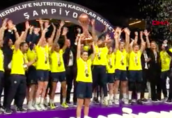 Fenerbahçe Öznur Kablo şampiyonluk kupasını kaldırdı! (VİDEO)