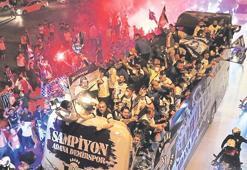 Dünya Adana Demirspor'un şampiyonluğunu konuştu