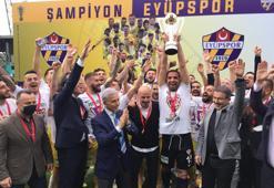 Misli.com 2. Lig Kırmızı Grup şampiyonu Eyüpspor kupasını aldı