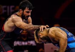 Milli güreşçi Fatih Cengiz, 77 kiloda yarı finale yükseldi