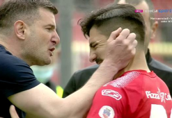 Romanya'da oyuncusunun kulaklarını gol sevincinde çeken teknik direktör olay oldu!