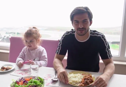 Trabzonspor'un genç stoperi yemek yaptı!