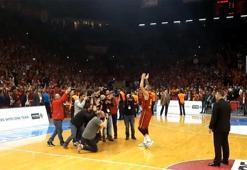 Galatasaray'ın yıldızı maç sonu üçlü çektirdi!