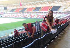 Beşiktaş maçı öncesi gönüllü gençler stadı temizledi