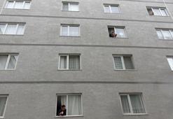 Evden çıkamayan komşular camdan cama gün yaptı