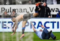 Mitrovic golü atınca çıldırdı, taraftar sahaya indi!