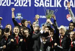 Beşiktaş Başkanı Ahmet Nur Çebi, şampiyonluk kupasını futbolcularıyla kaldırdı