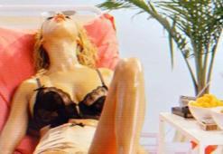 Rose Bertram'dan nefes kesen görüntüler!