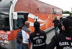 Futbolculara şok! Otobüsü taşladılar!