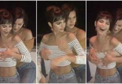 Hailey Baldwin, Emily Ratajkowski'nin göğüslerini elledi!