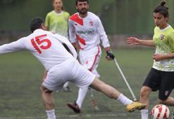 Kadın futbolcular, engelli erkek sporcularla karşılaştı