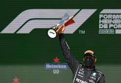 Formula 1 Portekiz Grand Prix'sinde kazanan Lewis Hamilton