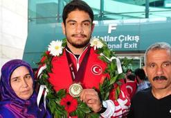Taha Akgül'e Ankara'da çiçekli karşılama