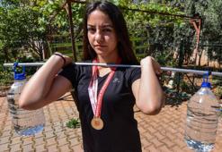 Canan Canpolat, 5 litrelik su bidonlarıyla güç depoluyor