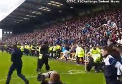 Portsmouth'lu taraftarlar sahaya girdi!