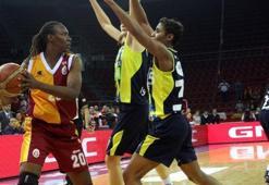 Derbi Fenerbahçenin: 75-71