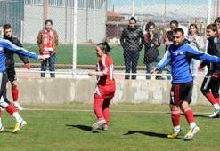 Antrenmanda kız futbolcu