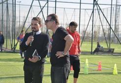 Sofuoğlu, genç futbolcu adaylarıyla buluştu