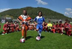 Champions Trophy'de, 2 kız futbolcu