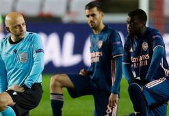 Cüneyt Çakır Slavia Prag-Arsenal maçı öncesi diz çöktü