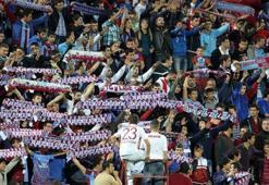 Trabzonsporlu taraftarlardan Taksim'de Bordo-Mavi isyan