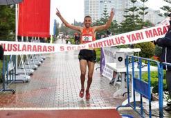 Adana Kurtuluş Maratonu yağmur altında koşuldu