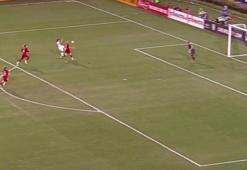Güzel futbolcudan klas gol