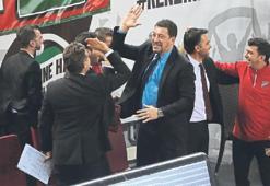 Ufuk Sarıca'dan uğurlu gömlek mesajı