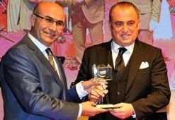 Fatih Terim'e Adana'da Onur Ödülü verildi